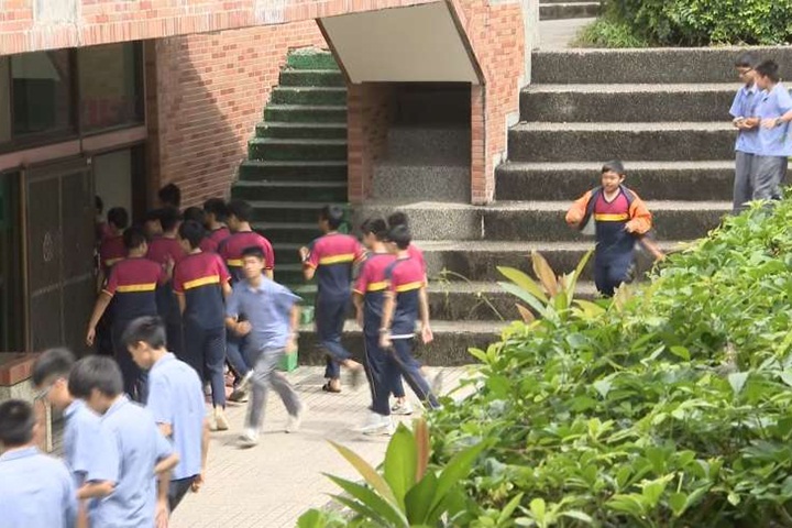 泰利北轉 慧燈中學樂放颱風假