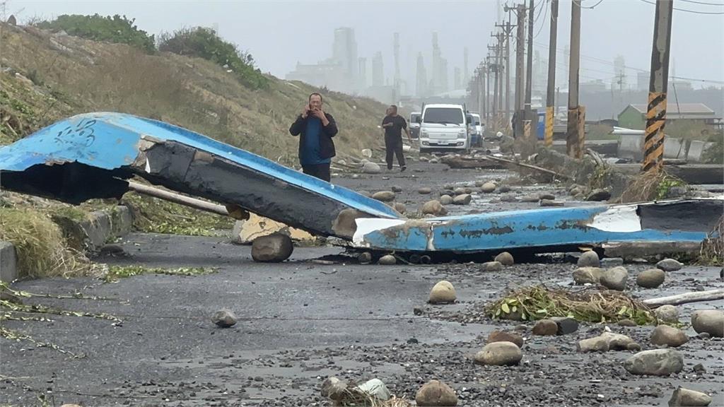 山陀兒一路向北！雲林台西掀大浪　海堤年久失修、小船被打上岸