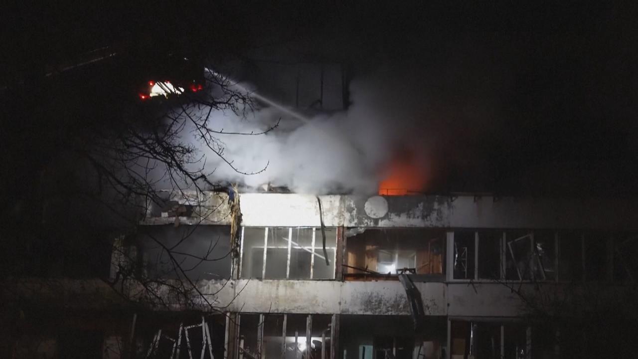 俄又徹夜轟基輔 出動逾460架無人機 澤倫斯基:很快將跟川普通話