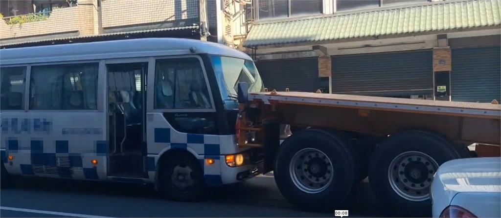 貨運曳引車疑路面不平整　行車跳動致後板台脫落