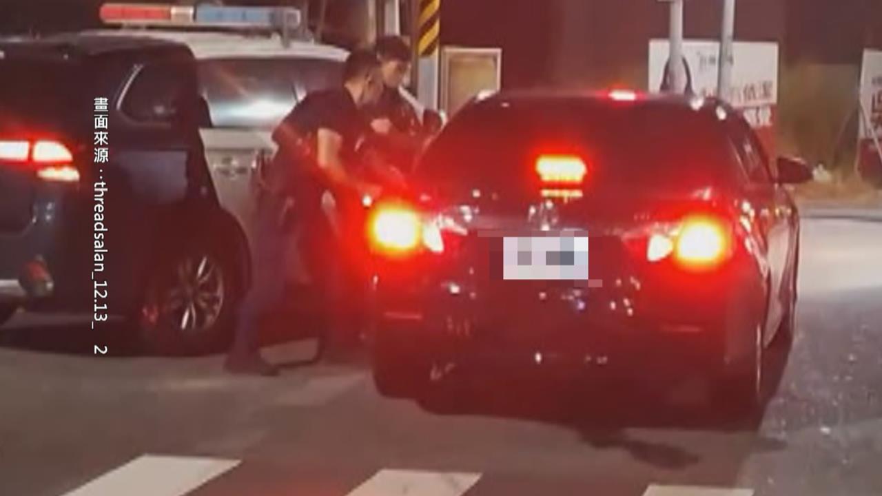 喝茫睡著! 轎車停路中"警強勢破窗" 駕駛渾身酒氣遭壓制