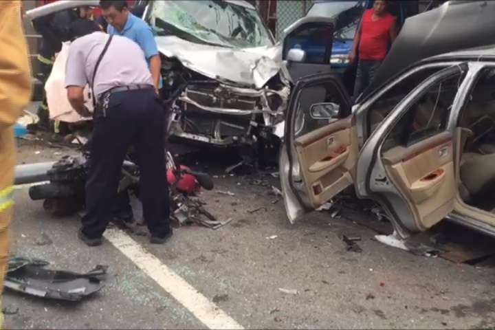 廂型車先撞機車又逆向撞 彰化車禍1死8傷