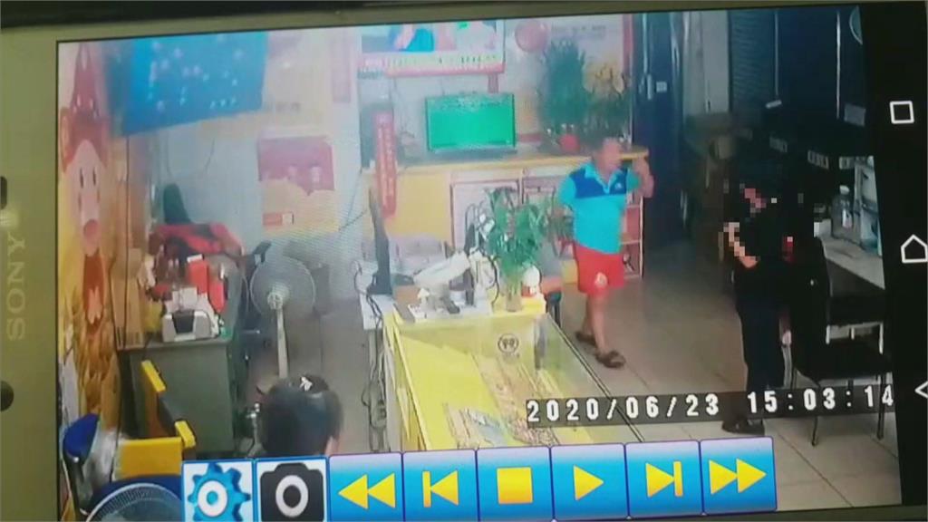闖彩券行攻擊老闆 事後下跪道歉