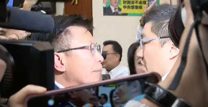 快新聞／藍綠再爆衝突！國民黨甲動守主席台　郭國文不滿人牆怒扯張智倫衣領