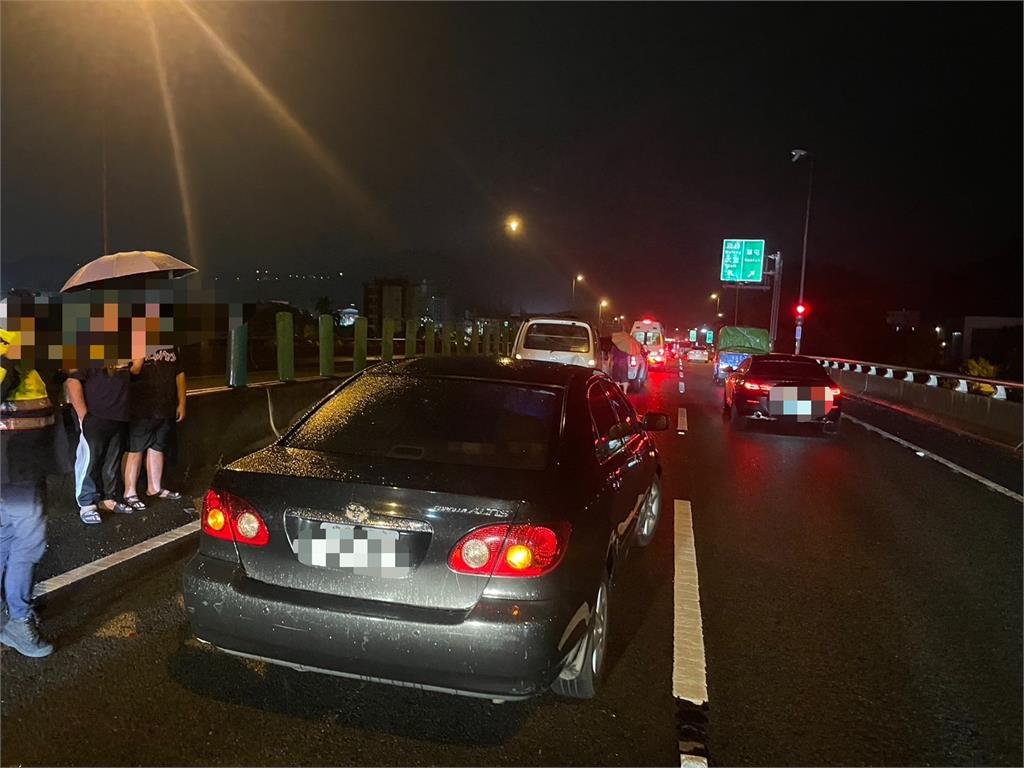 快新聞／大雨狂瀉行車注意安全！　國3晚間4車連撞釀7人送醫
