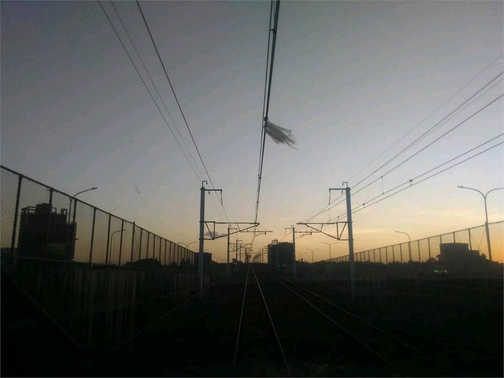 快新聞／異物纏繞電車線　高鐵「南港到左營」部分列車延誤