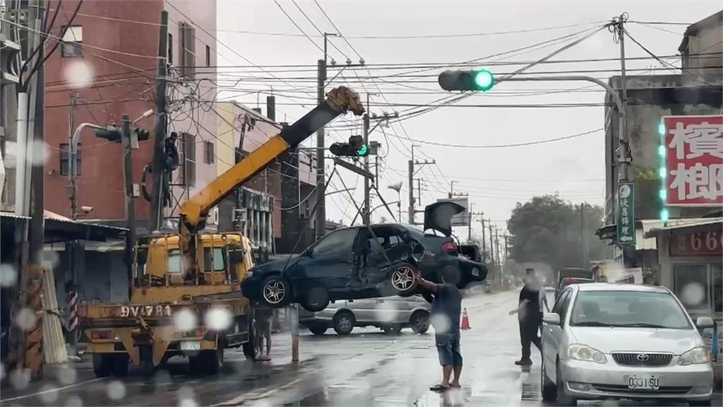 雲林海線飽受驚嚇...少出門! 交通號誌、電線吹落 廣告招牌掉釀車禍