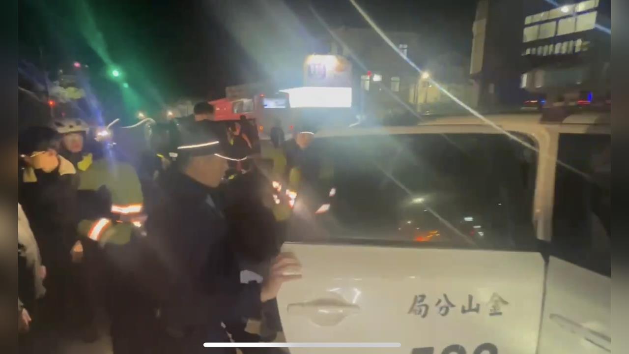 新北「隨機攔車砍人」5警圍捕受傷　嫌開皮卡衝撞巡邏車