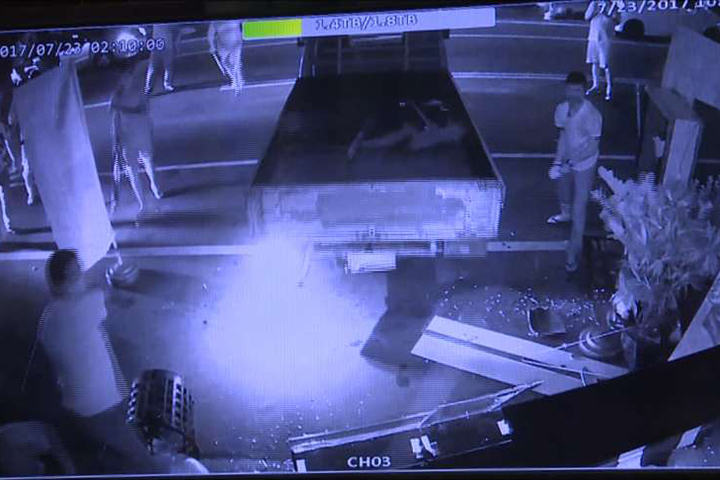 被砸店後重開業 再被開車撞3次 民痛批無政府
