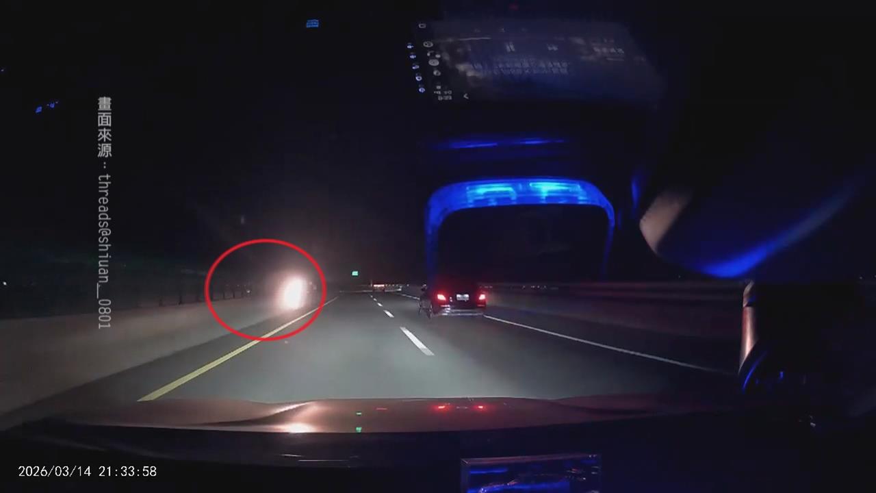 西濱驚魂！騎士玩命逆向奔馳內車道　目擊駕駛嚇壞