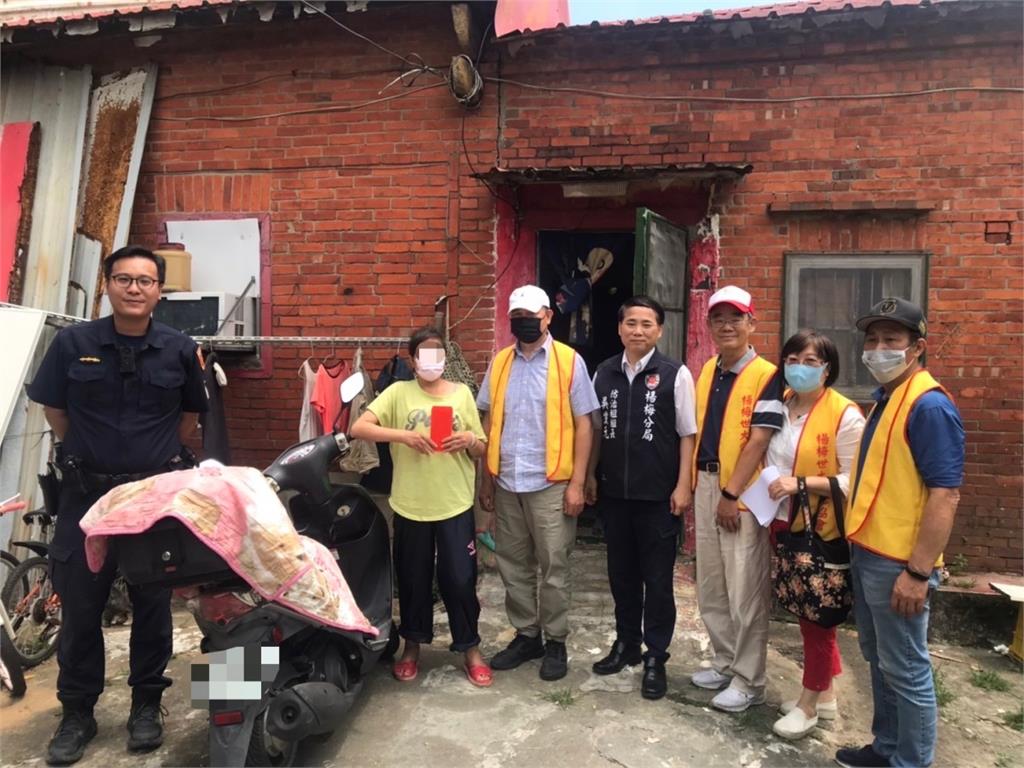 一家三口擠漏水屋　楊梅警攜手善心團體送暖