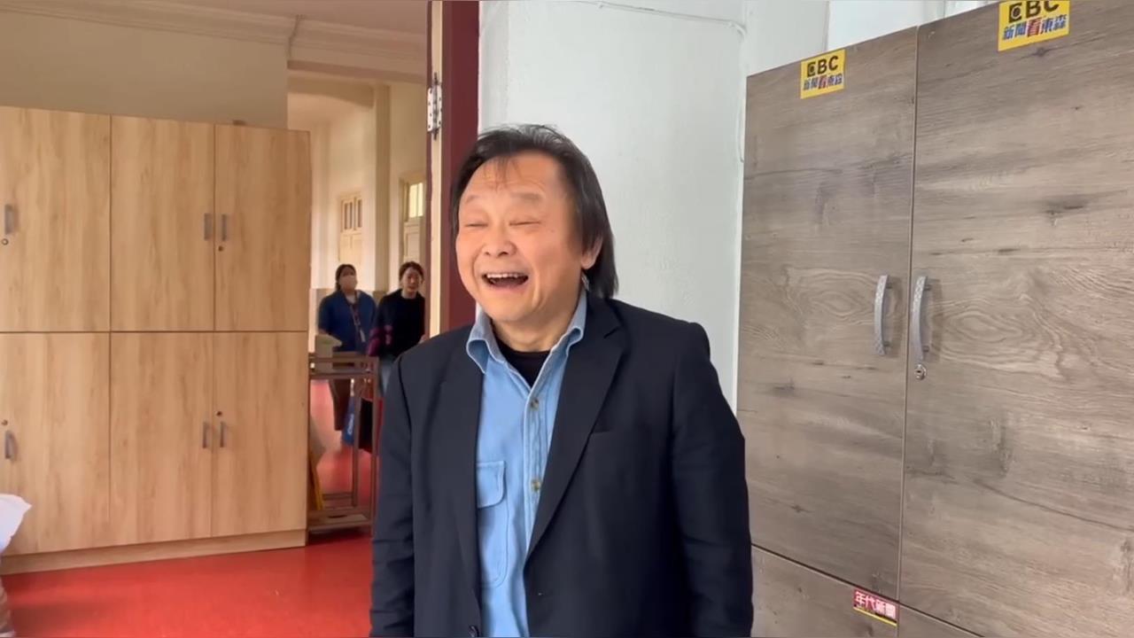 快新聞／翻唱還是原唱？質詢金句變神曲〈沒出息〉爆紅　王世堅開金嗓畫面曝