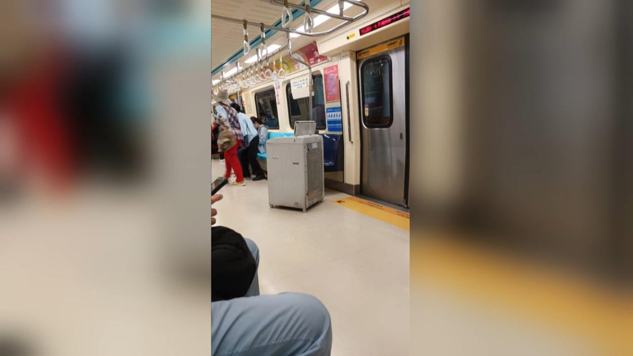 怪！男子扛洗衣機進捷運　尾隨輪椅旅客逃票遭抓包