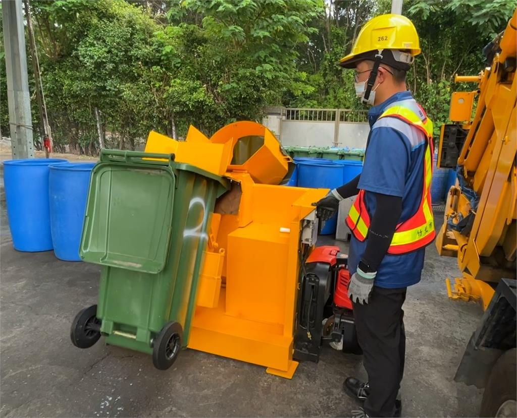 竹北「移動式廚餘傾倒機」　全國首見！減少工傷防溢漏