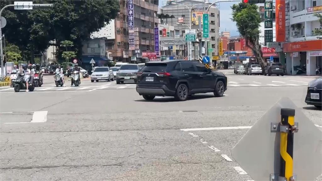 推輪椅直接左轉！  台中路口驚險直擊  人推輪椅站在快車道上