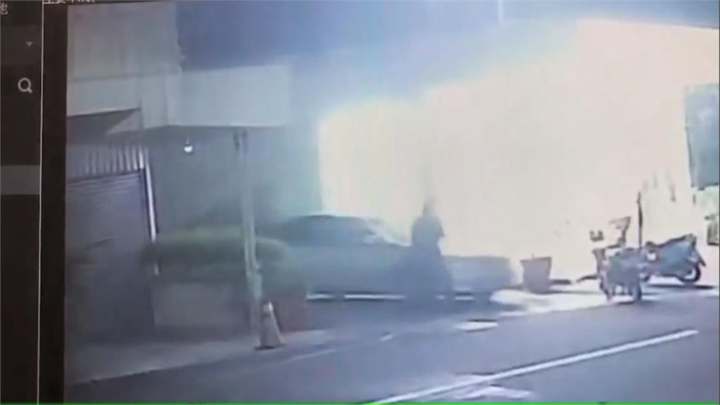 警開4槍制止！　盤查毒品慣犯遭開車衝撞