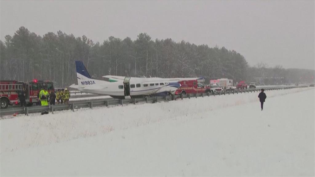 美國小飛機迫降高速公路　機上7人平安無事