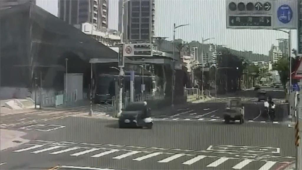 騎士逆向又闖燈釀擦撞　汽車失控險衝輕軌軌道