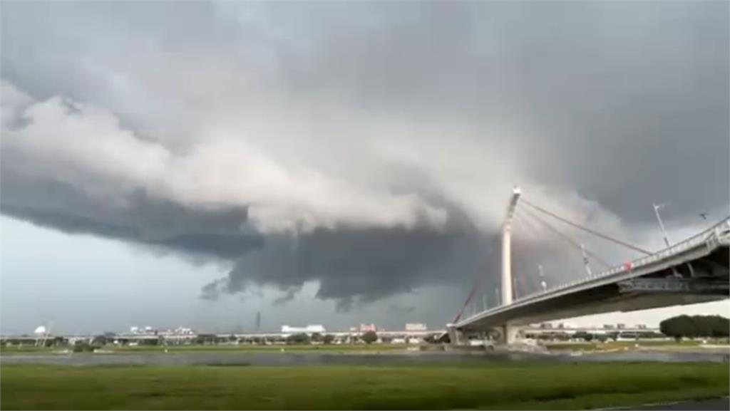 影／台北暴雨前「風暴雲」形成...天空烏雲壟罩　鄭明典：很強的對流