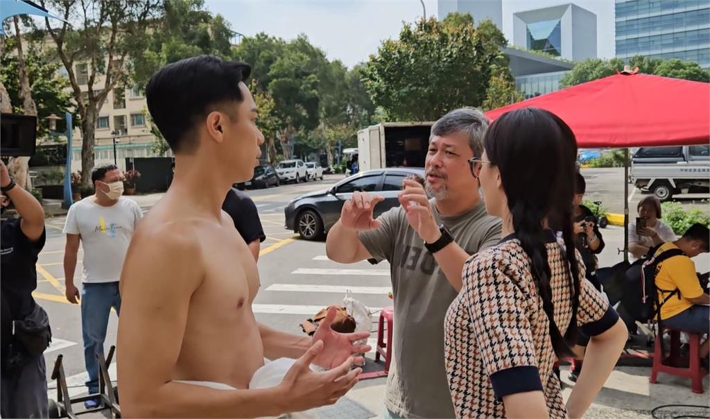 楊皓崴八點檔大戲初登場！　只穿四角褲街頭狂奔