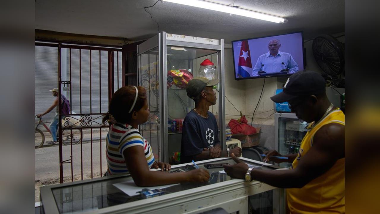 快新聞/共產黨黨部被燒了!「這國家」爆嚴重示威 群眾怒喊:打倒共產主義