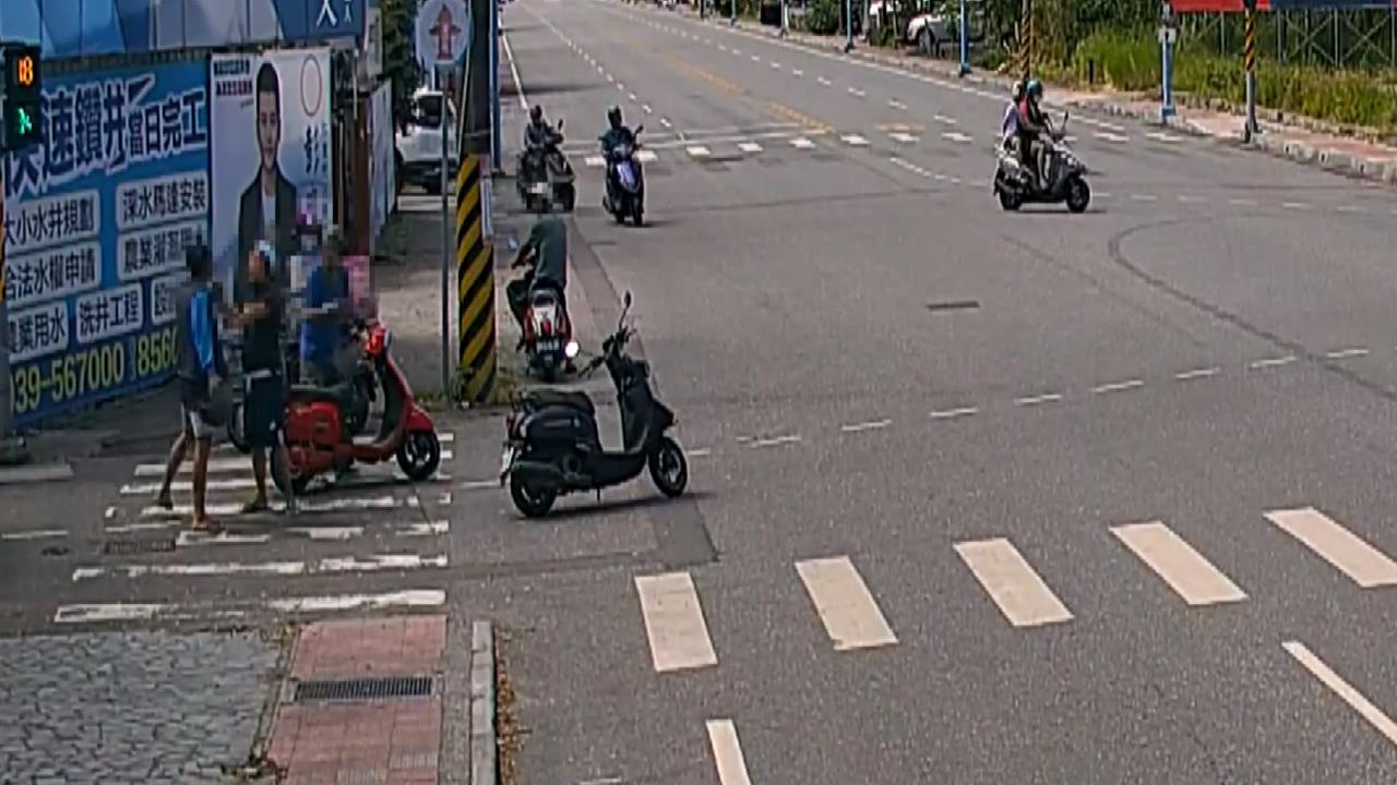 一聲喇叭引當街大亂鬥　安全帽、酒瓶攻擊！男從車籃抽菜刀
