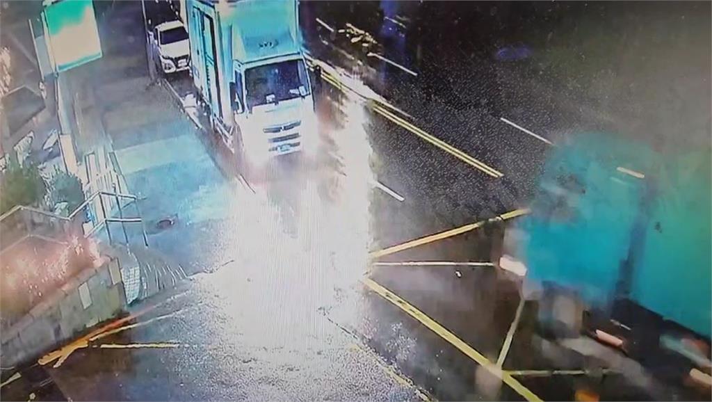 疑煞車失靈！民營垃圾車撞進寵物店　小黃司機目擊嚇壞