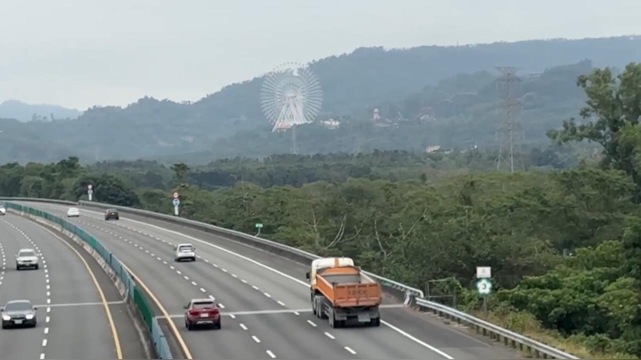 國三車輛為看跨年煙火刻意減速　追撞風險增！警方廣播要求加速