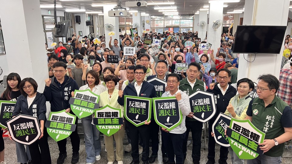 快新聞/反濫權、護民主高雄場氣氛熱烈 近千人齊聚高喊「沒有討論、不是民主」
