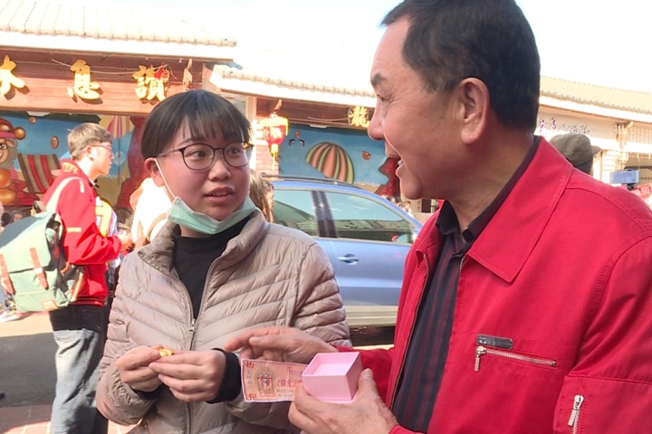 6萬人搶紫南宮發財錢母  空拍畫面超壯觀