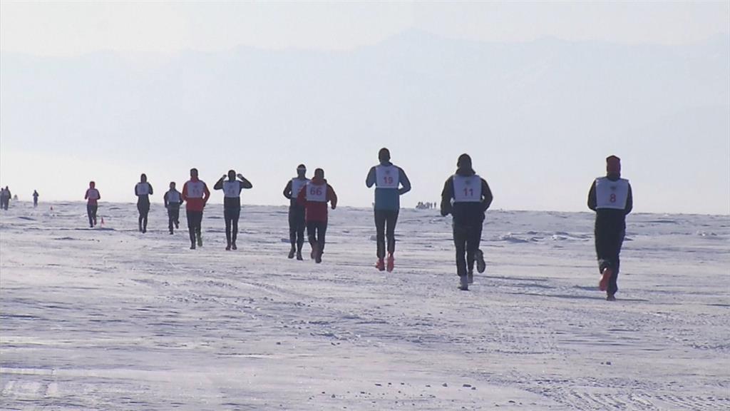 世界最深湖上跑馬拉松 氣候變幻莫測考驗耐力