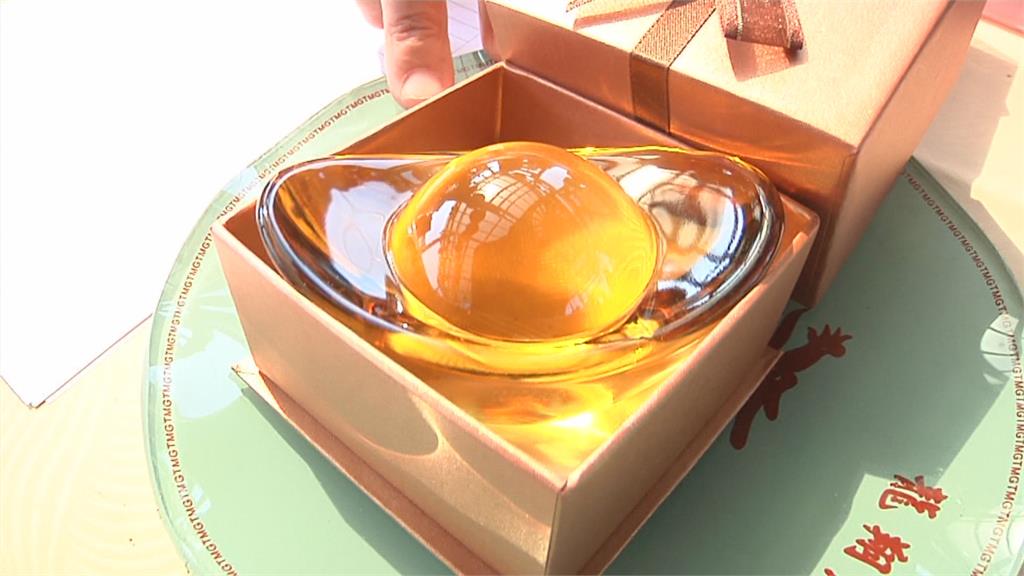 彰化鹿港玻璃媽祖廟祈福連擲出15個聖筊 水晶元寶帶回家