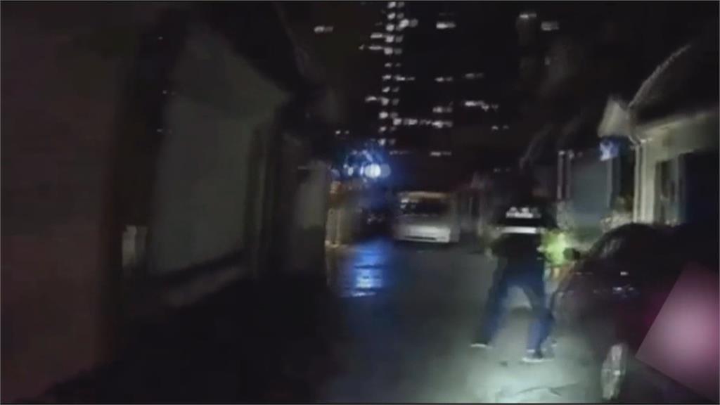 通緝犯拒捕倒車撞特斯拉又衝鐵門逃逸　員警破窗手遭割傷送醫
