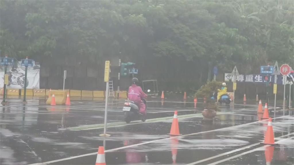 間歇風雨照練車！　駕訓班教練提醒雨天行車技巧