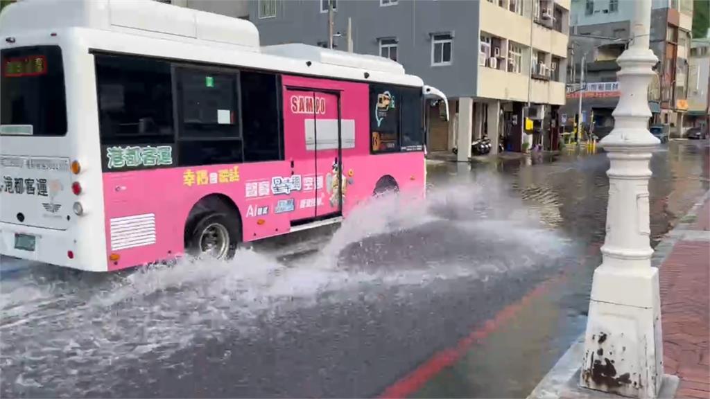 快新聞／上班注意！高雄鼓山哨船頭環港道路「海水倒灌」　路面淹水難以通行