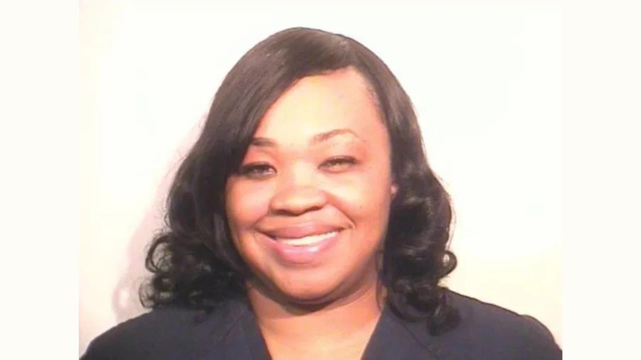 45歲女暴力闖入割裂男友蛋蛋！嫌犯通緝照「燦爛露齒笑」讓人發毛