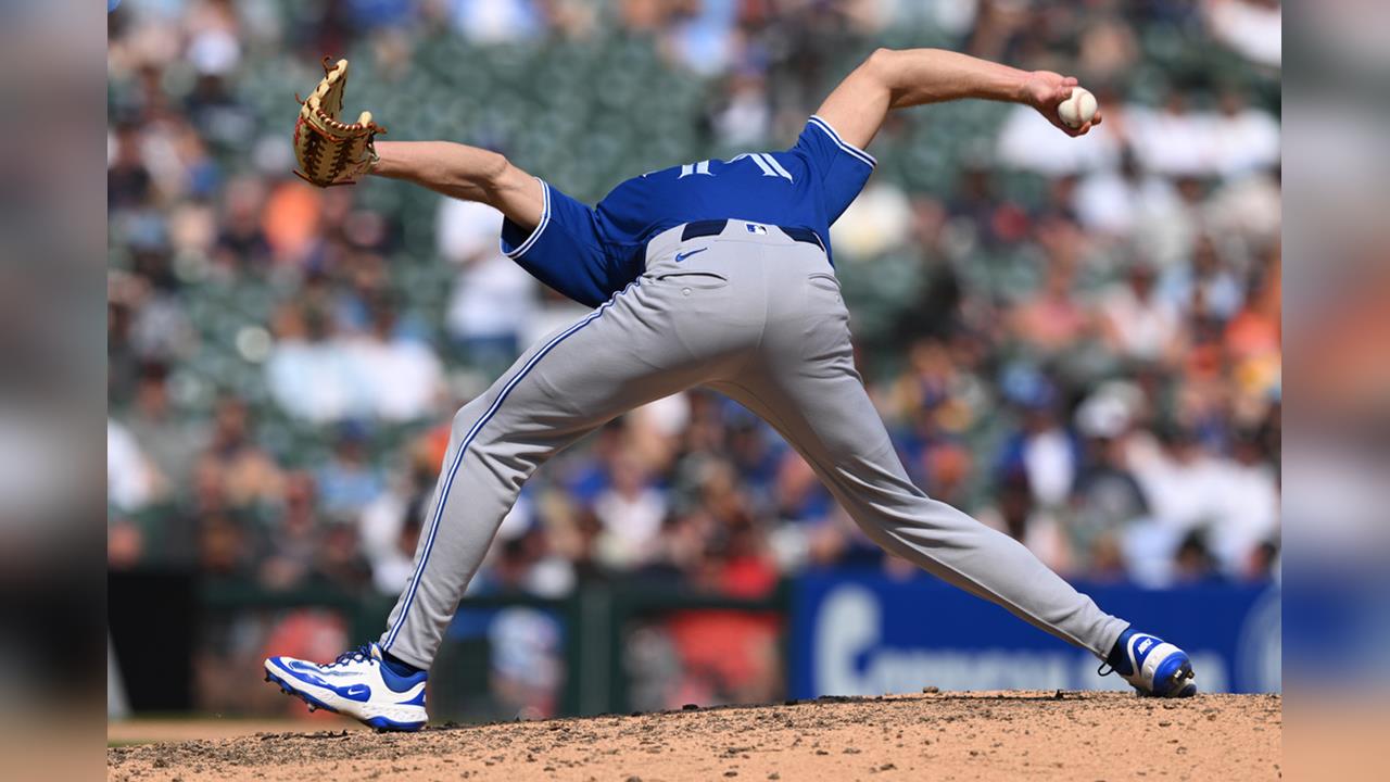 MLB(影)/這種角度很狂欸!藍鳥「超級潛水艇」投球「手快觸地」讓小編吃驚