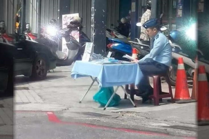 募兵難！ 空軍官兵超市前擺攤 網友罵尊嚴何在