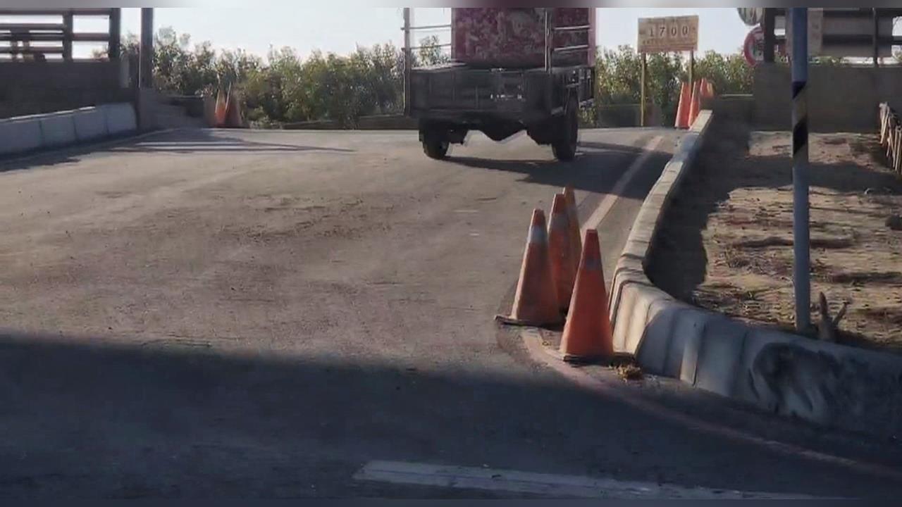 翻車了!彰化芳苑觀光鐵牛車翻覆 車上10名觀光客輕傷送醫