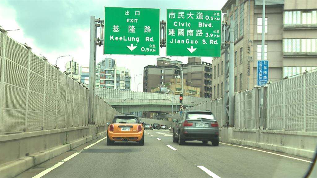 國安局特勤車隊驚傳車禍!高架追撞卡路中間