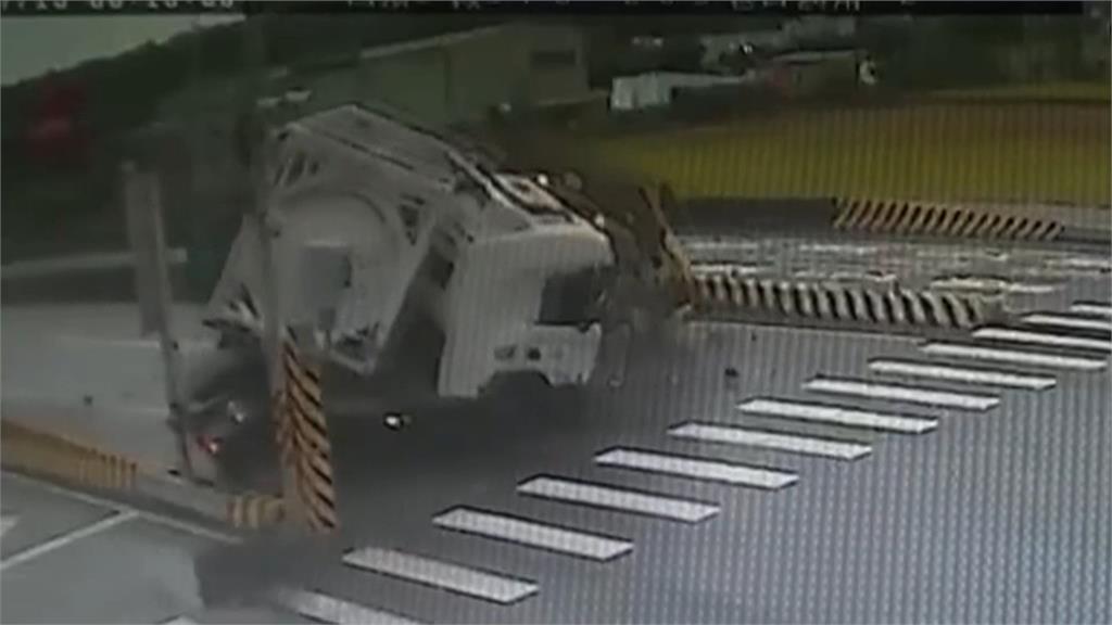 西濱化學槽車事故 驚傳「化骨水」外洩