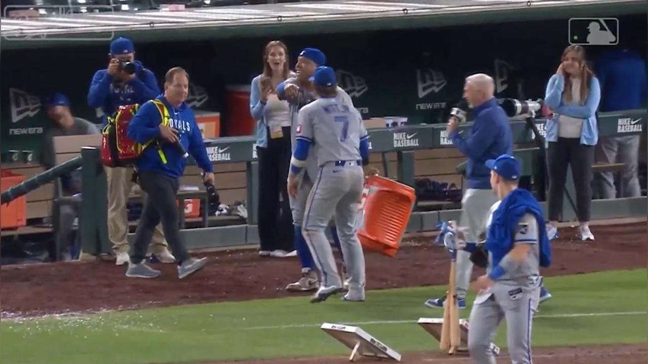 MLB(影)／小威特致勝3分砲成皇家英雄！閃過冰桶浴旁邊保全人員遭殃球星連忙致歉