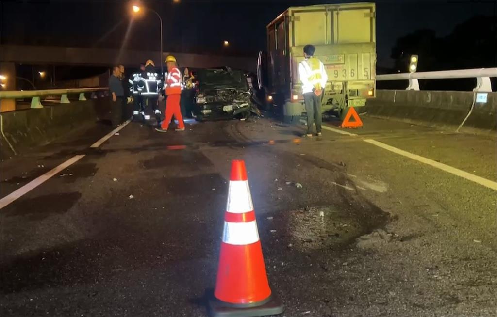深夜自撞事故! 小客車撞護欄 女騎士撞小貨車
