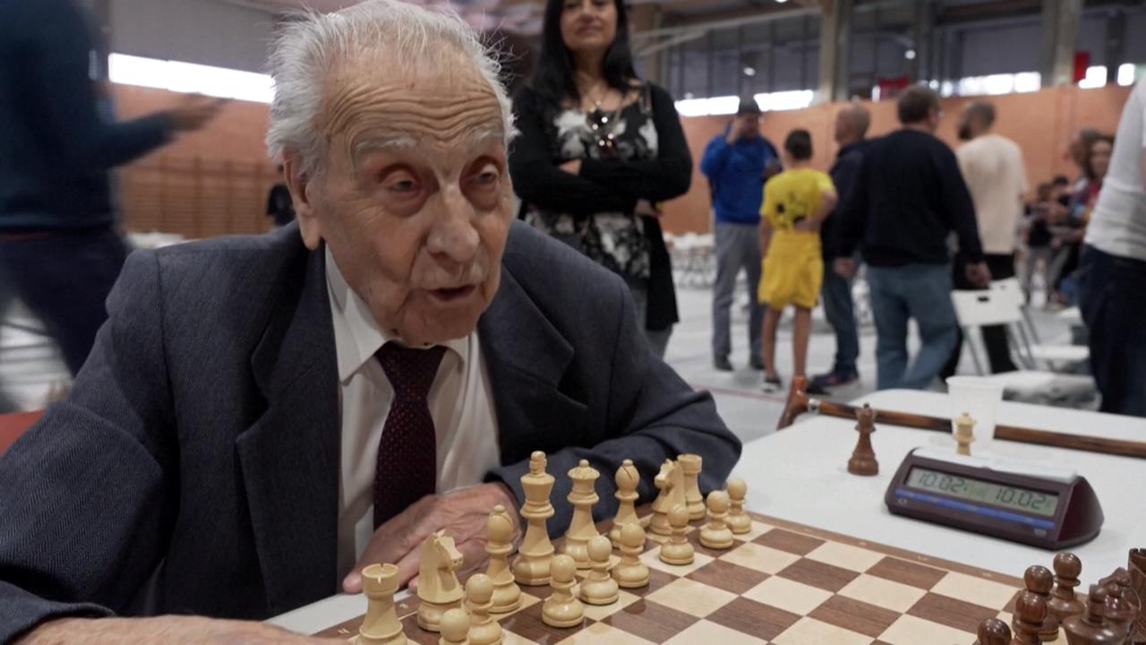相差近1世紀西洋棋賽 104歲人瑞對決9歲小棋手
