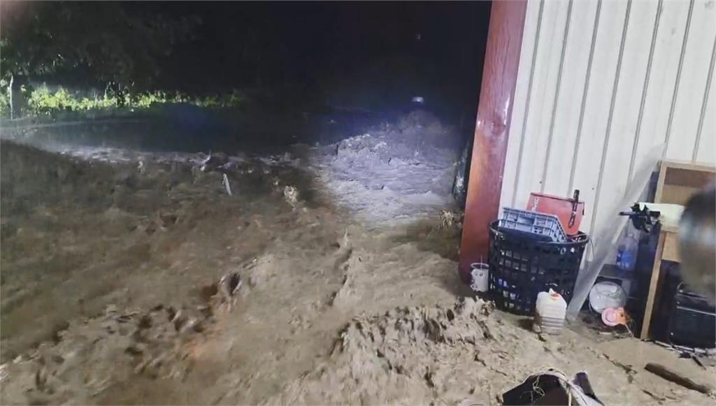 驚險！那瑪夏野溪暴漲沖刷民宅　湍急泥水流竄路面