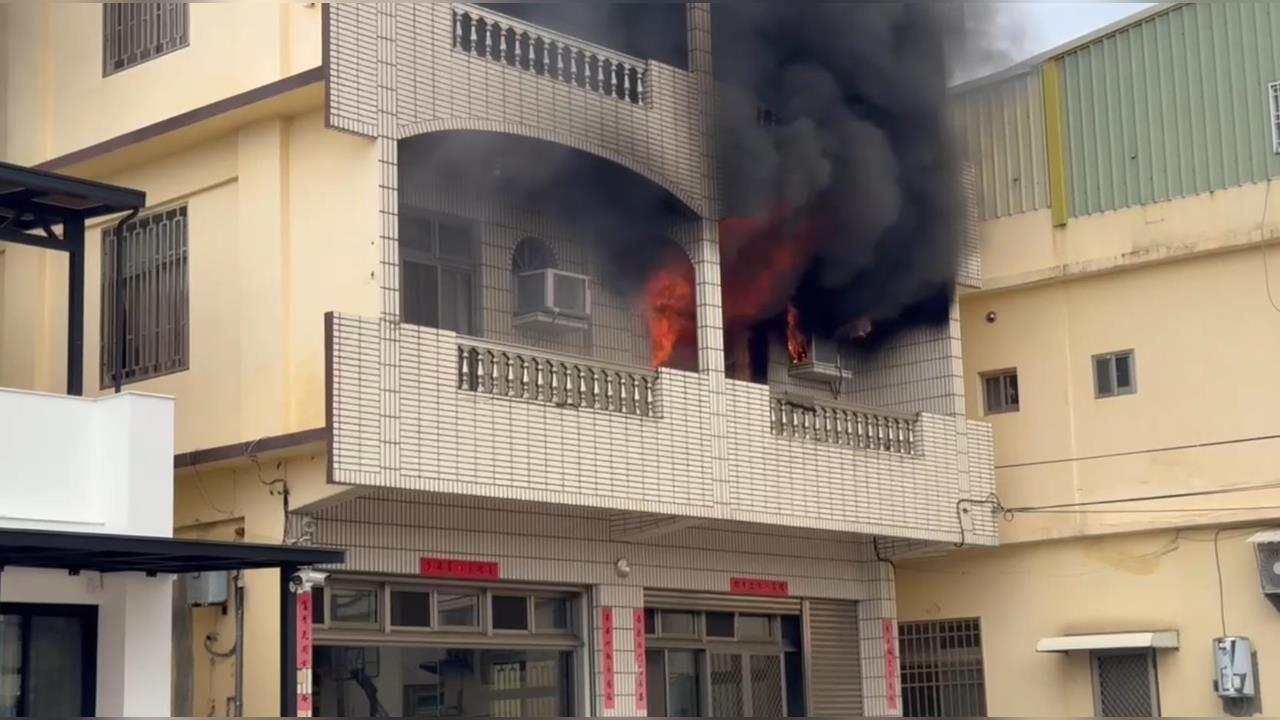 快新聞/彰化花壇民宅大火!現場猛竄黑煙 所幸人員及時逃出