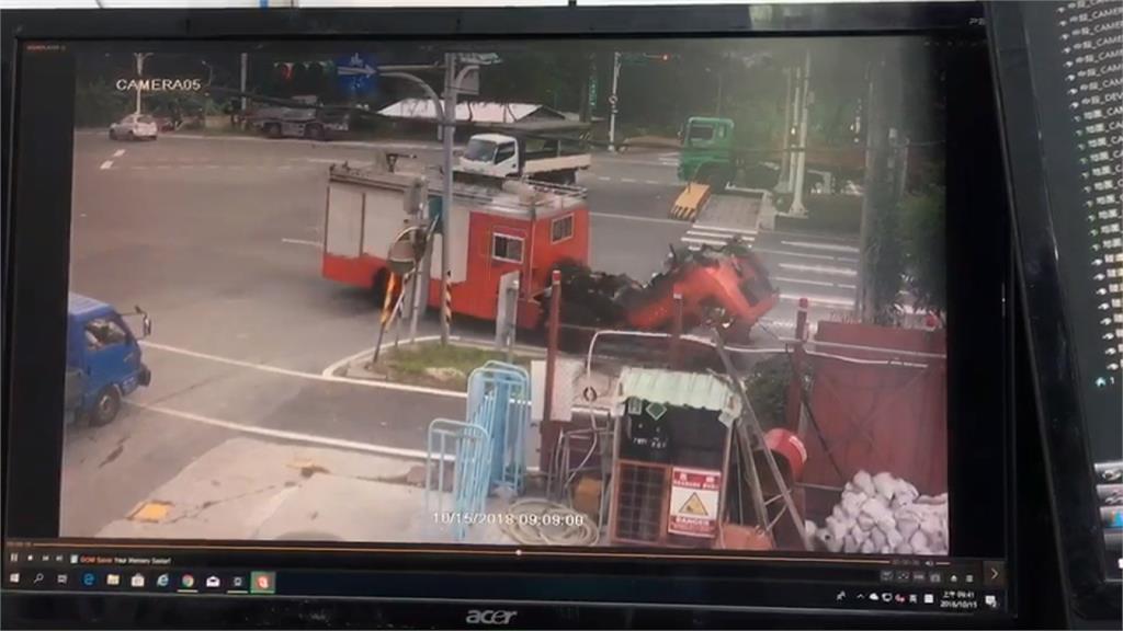 消防車等紅燈車頭突前傾 小隊長遭甩飛慘死