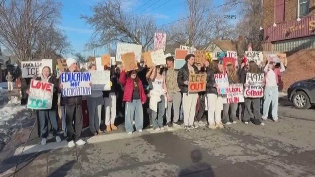 美ICE槍擊案引爭議　明尼蘇達州高中生自發上街抗議