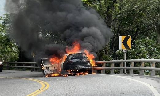快新聞／台九線小客車起火狂燒「整輛車變廢鐵」　黑煙竄天畫面曝光