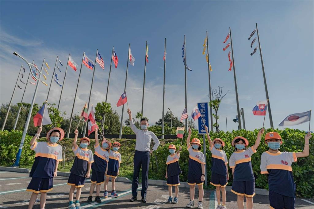 快新聞／新竹漁港升6國旗感謝盟友贈疫苗　林智堅邀拍照打卡再來輕旅行